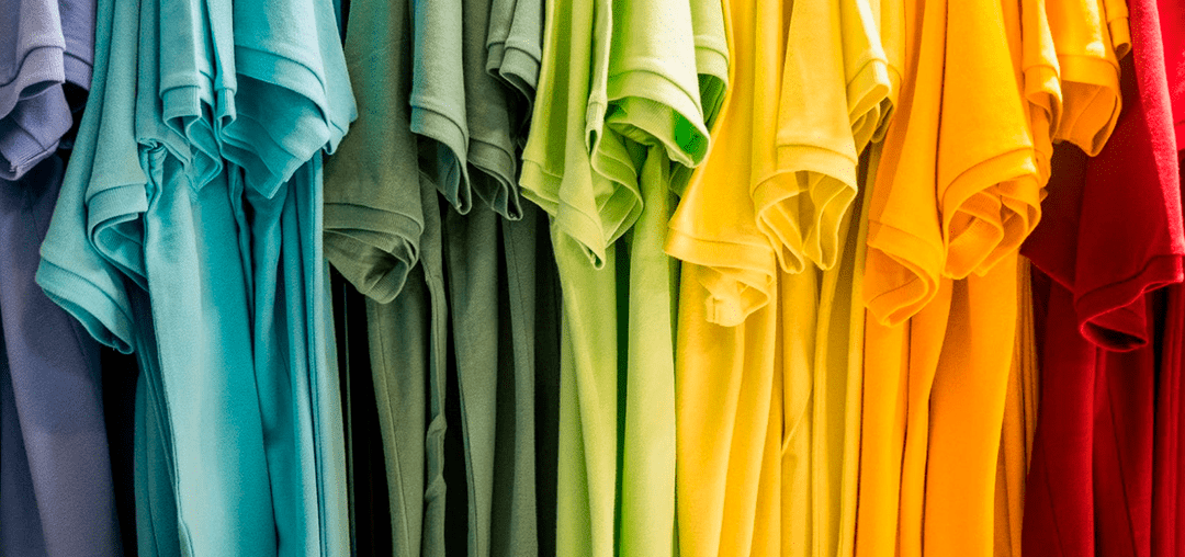 tendência de cores - na imagem diversas camisas em diversas cores