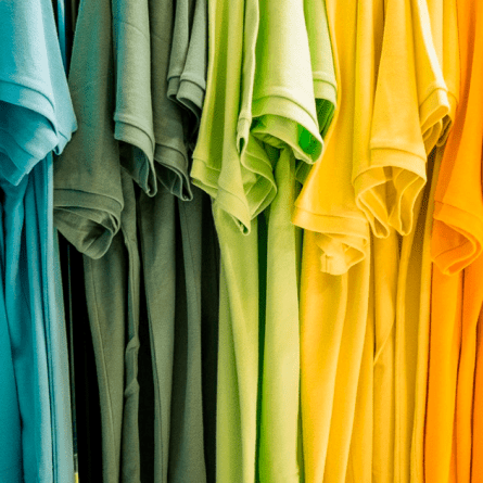 tendência de cores - na imagem diversas camisas em diversas cores